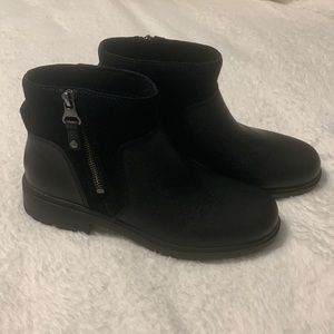 Women’s Ugg black Harrison Zip Boots size 9